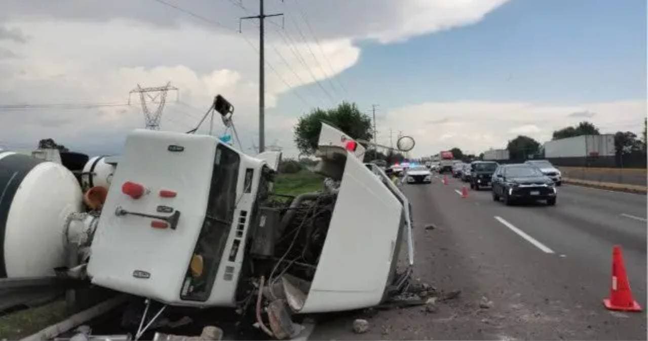 Caos en la México-Puebla: Gigante de Acero Vuelca y Paraliza Xoxtla