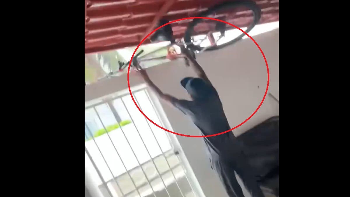 ¡De Película! Ladrón de Bicicletas Sorprendido in Fraganti Huye por los Techos  VIDEO