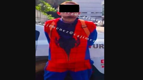 Cae falso Spider-Man por vender droga: intentó trepar una fachada pero no lo logró