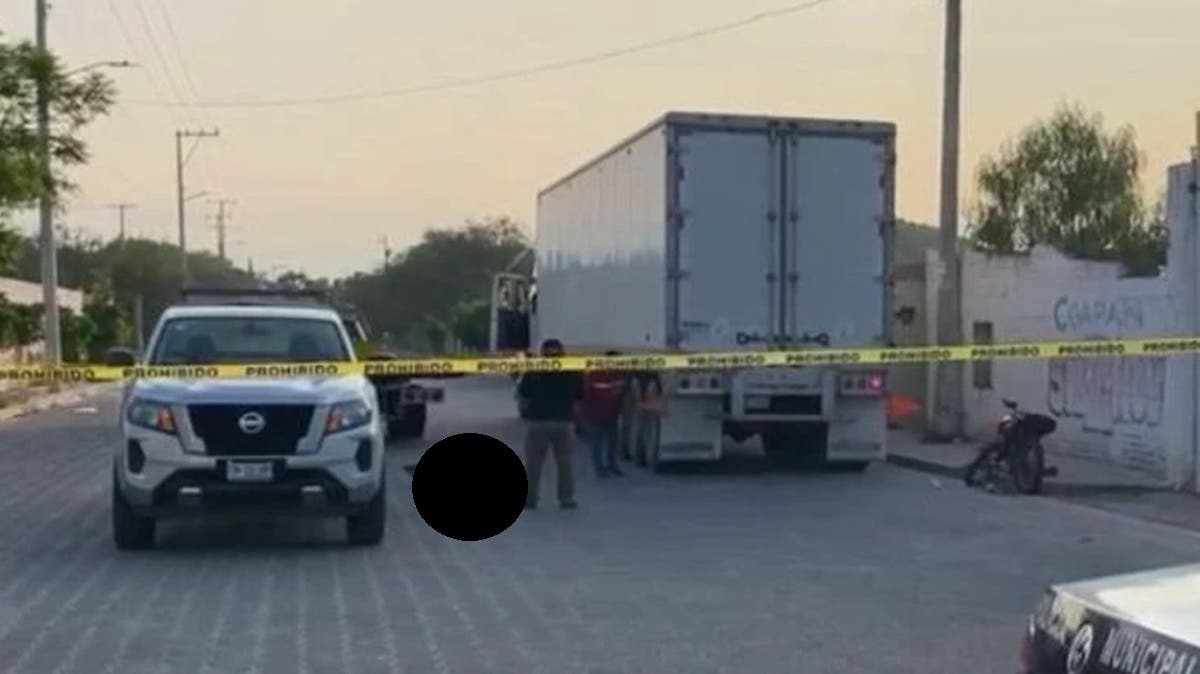 Murió al instante: motociclista sin casco se estrella contra tráiler en Puebla