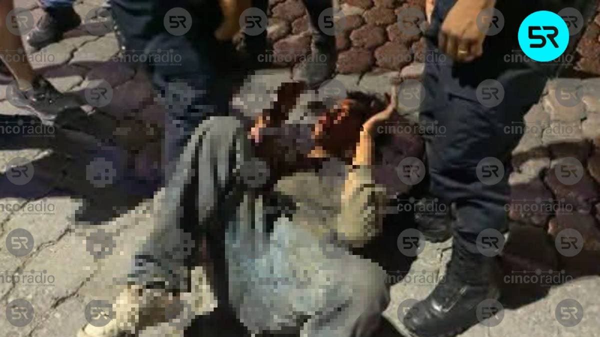 Bajo los efectos de sustancias ilícitas, intenta incendiar autos en Tehuacán: vecinos lo detienen y evitan tragedia