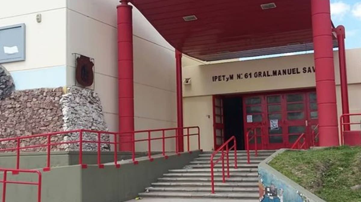 ¡Pánico en secundaria! Alumna apuñala a su compañera con cúter en pleno salón