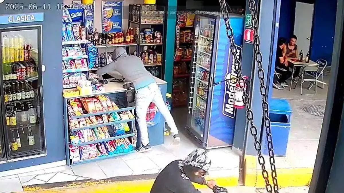 Asalto a plena luz del día en Tecamachalco: ladrones en moto roban a trabajadora de depósito de cerveza; video los delata