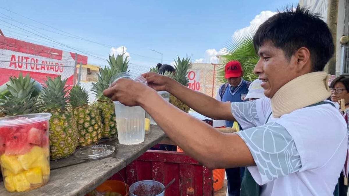 Misael regresa a su puesto de jugos en Tehuacán tras brutal agresión