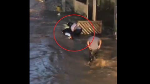 VIDEO Lluvia furiosa tira a mujer en moto y es arrastrada hasta una coladera