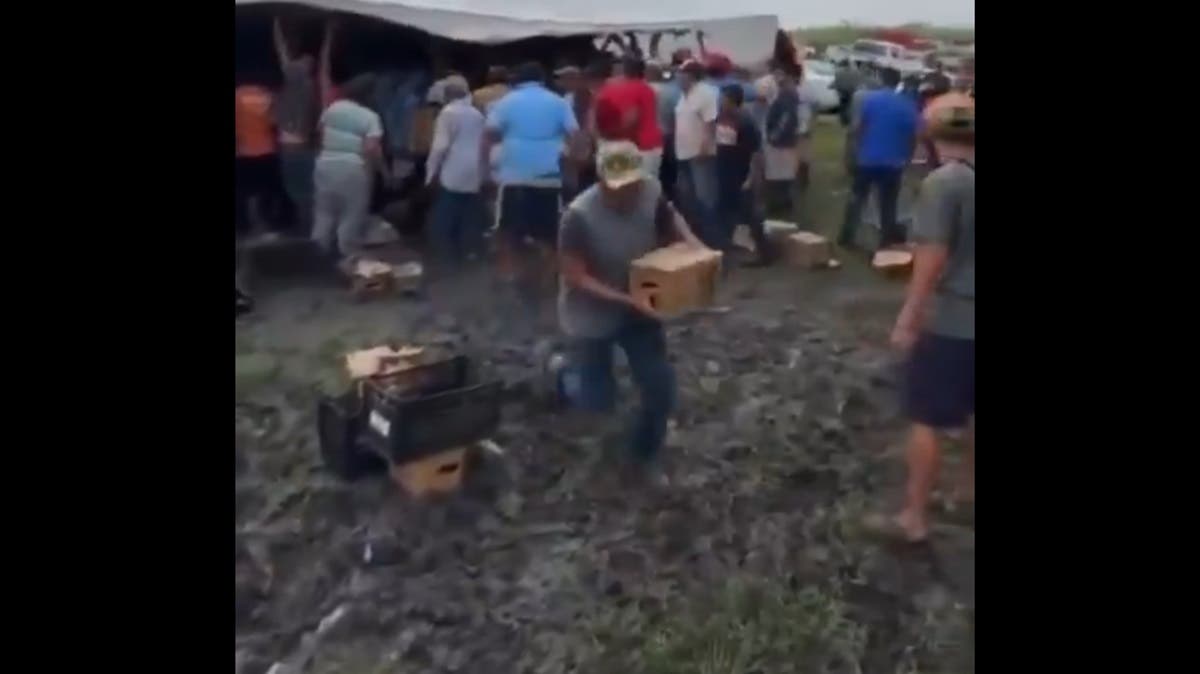 ¡Se volcó el tráiler con cerveza y desató la rapiña!