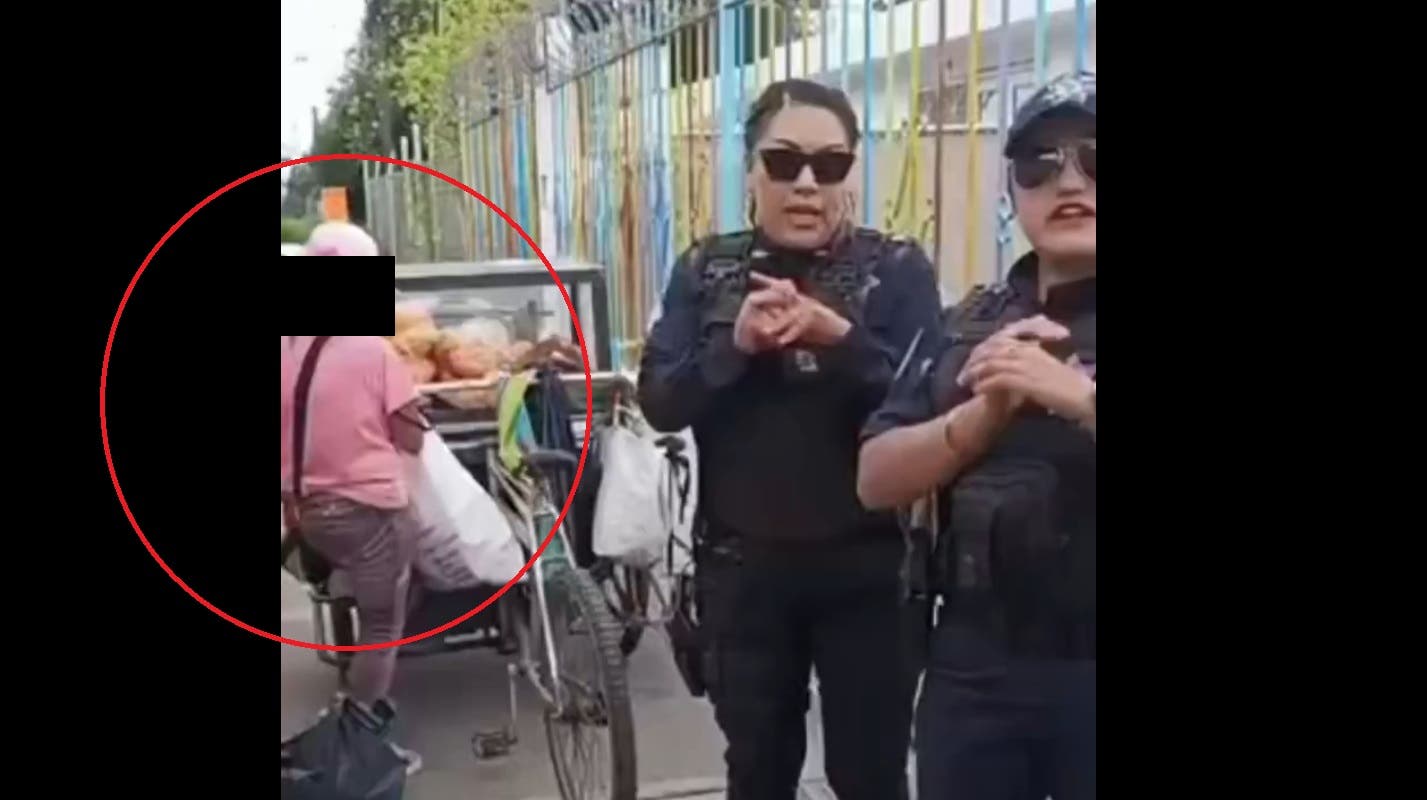 VIDEO Indignante: policía protege a mujer que toma fotos a niños afuera de escuela en Puebla