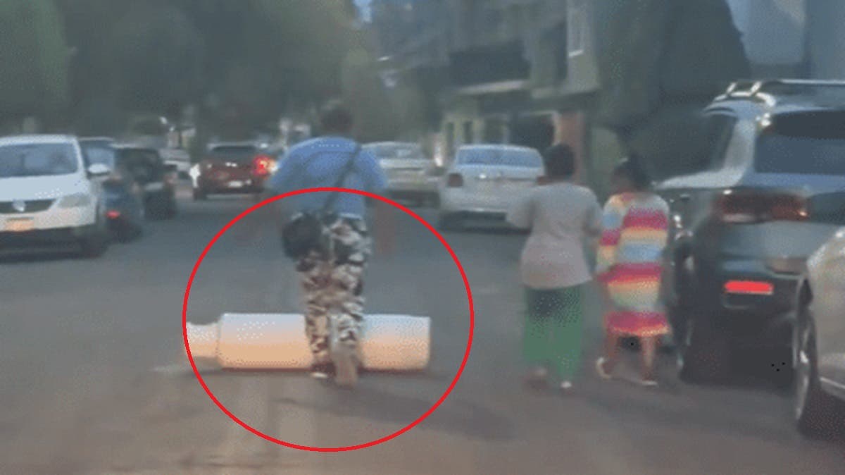 Mujer patea tanque de gas con dos niños en plena avenida: VIDEO causa indignación