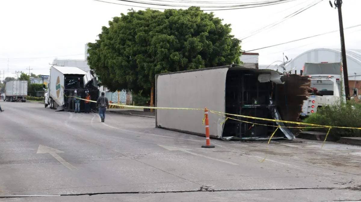 ¡Tráiler parte en dos al intentar ganarle al tren en Puebla! Milagrosamente, el conductor sobrevive