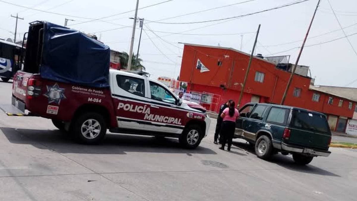 Patrulla choca en Tepeaca sin torretas ni uniforme: oficial intenta huir tras causar accidente cerca de escuela