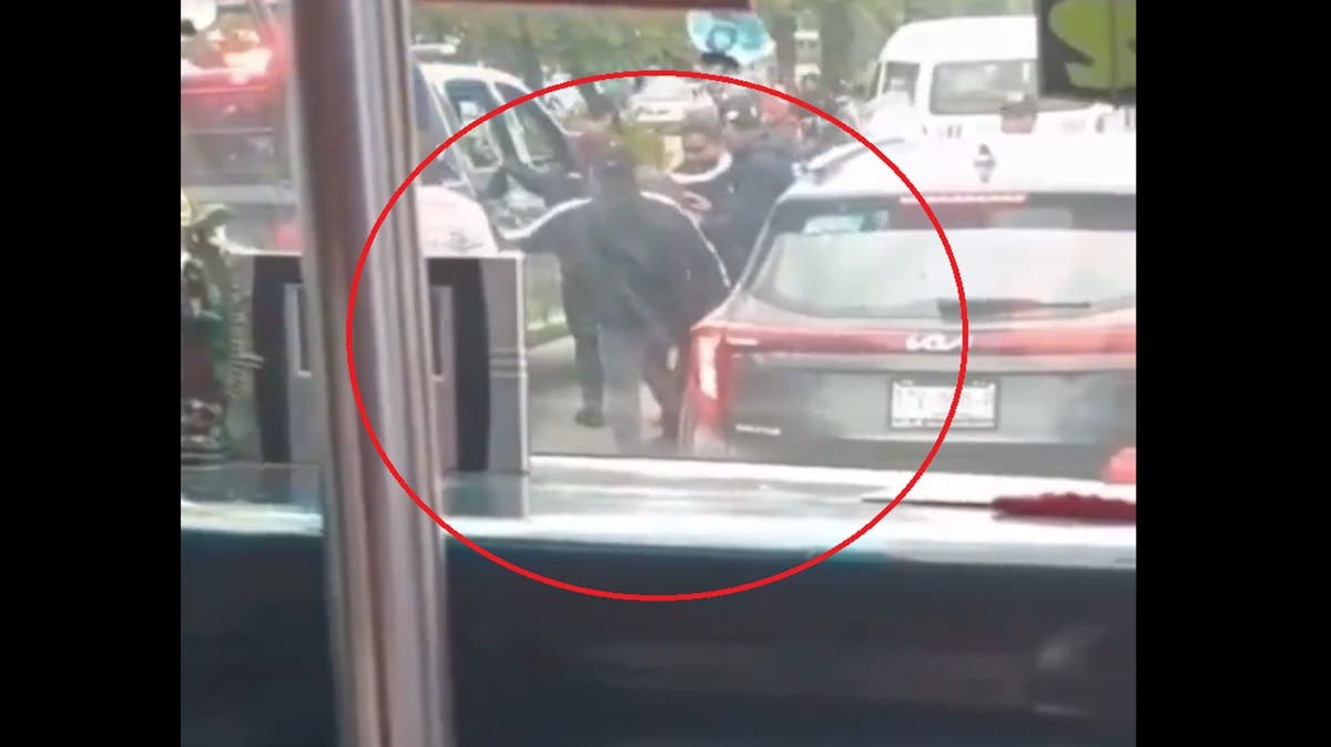 ¡Otra vez balacera en el Mercado Hidalgo! Se enfrentan comerciantes de la 28 de Octubre y policías (VIDEO)