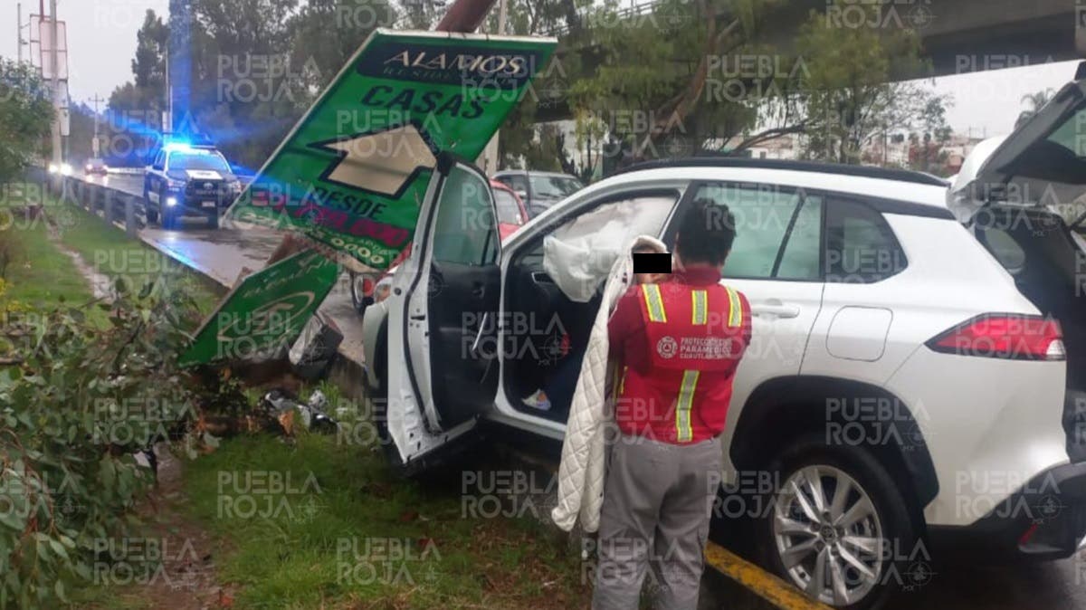 ¡Aguas con la lluvia! Mujer se estrella contra poste en la México–Puebla