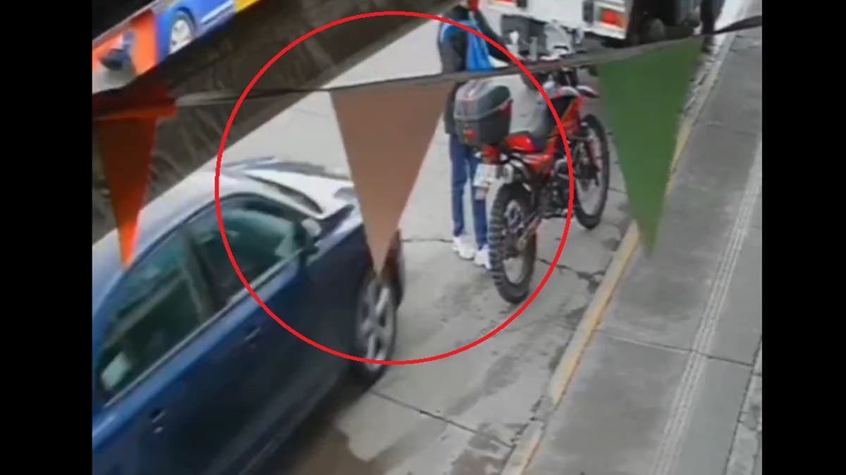 Filtran VIDEO: Puebla: automovilista embiste a motociclista estacionado en plena 11 Sur