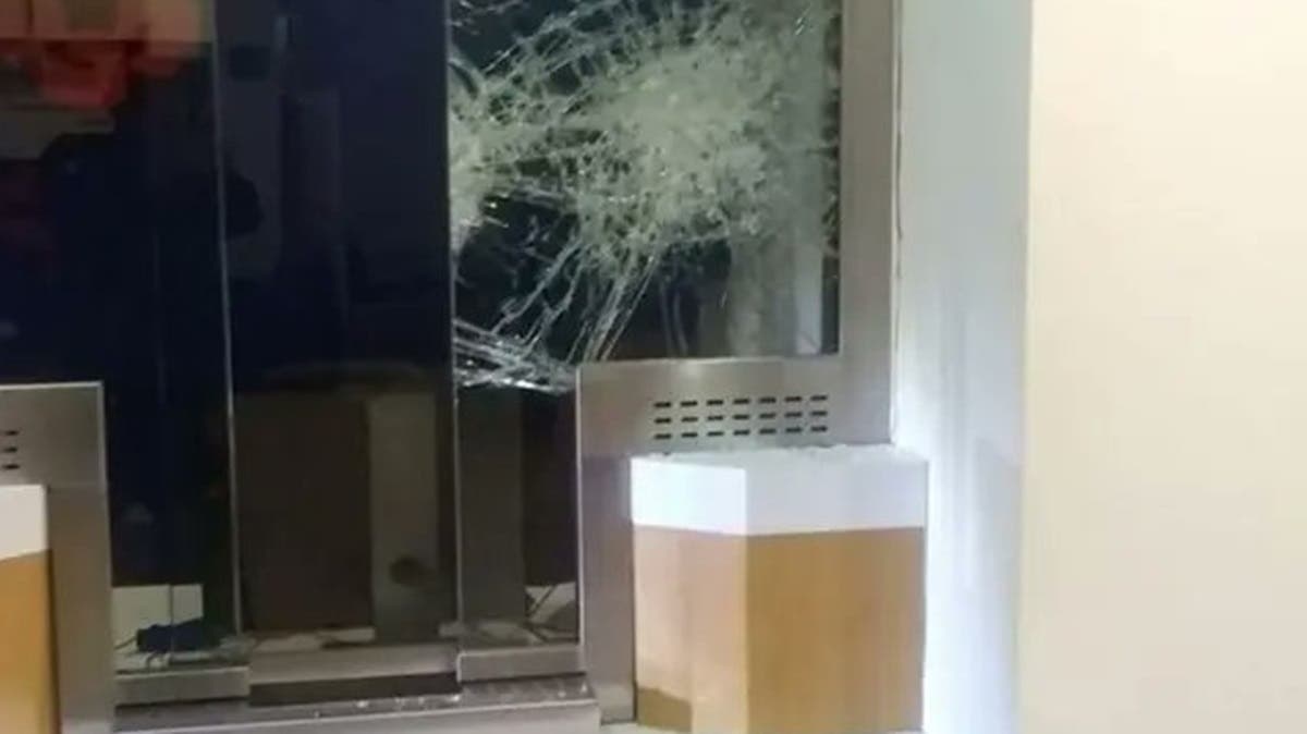 ¡INSÓLITO! Adolescente Intentó robar banco y terminó en el piso hecho “bolita”