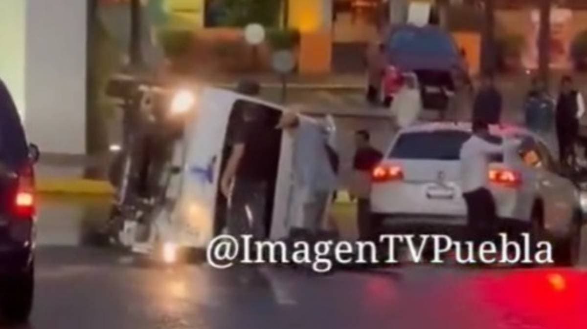 Lluvias provocan volcadura de combi en Calzada Zaragoza, Puebla — Héroes ciudadanos ayudan a víctimas