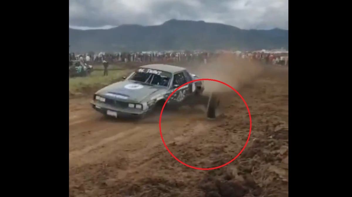 VIDEO Carrera de Carcachas en Puebla termina mal: llanta hiere a mujer y causa caos