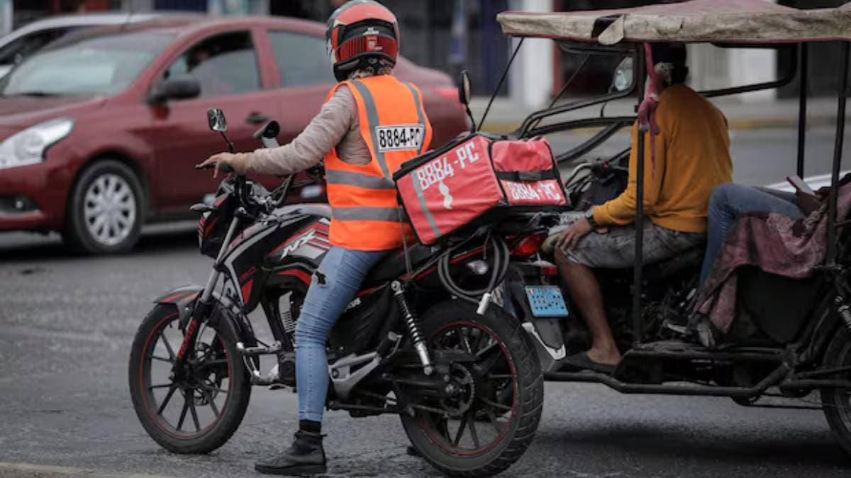 En Comisiones, aprueban chaleco obligatorio para repartidores en moto en Puebla: estas serían las nuevas reglas