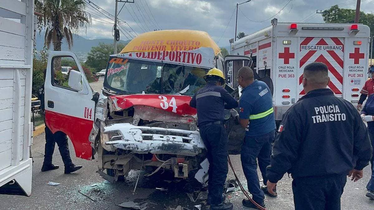 Drama Matutino en Tehuacán: Conductor Atrapado entre Fierros Retorcidos, ¿Celular Culpable?