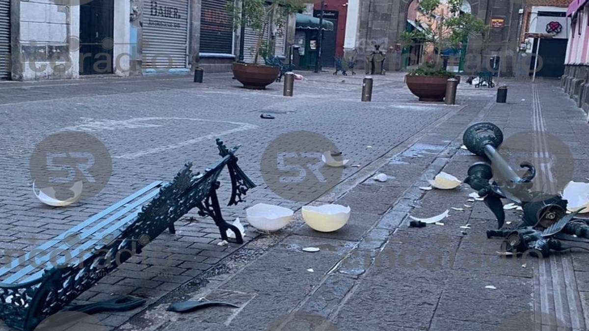 Centro Histórico de Puebla amanece con luminaria y banca destrozadas tras accidente de camioneta turística