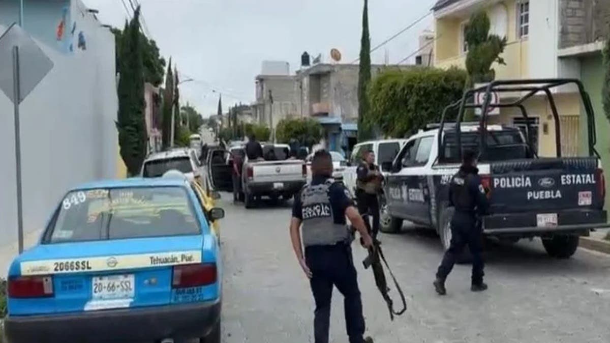 Caen tres en operativo sorpresa en Tehuacán: descubren taller con autos robados