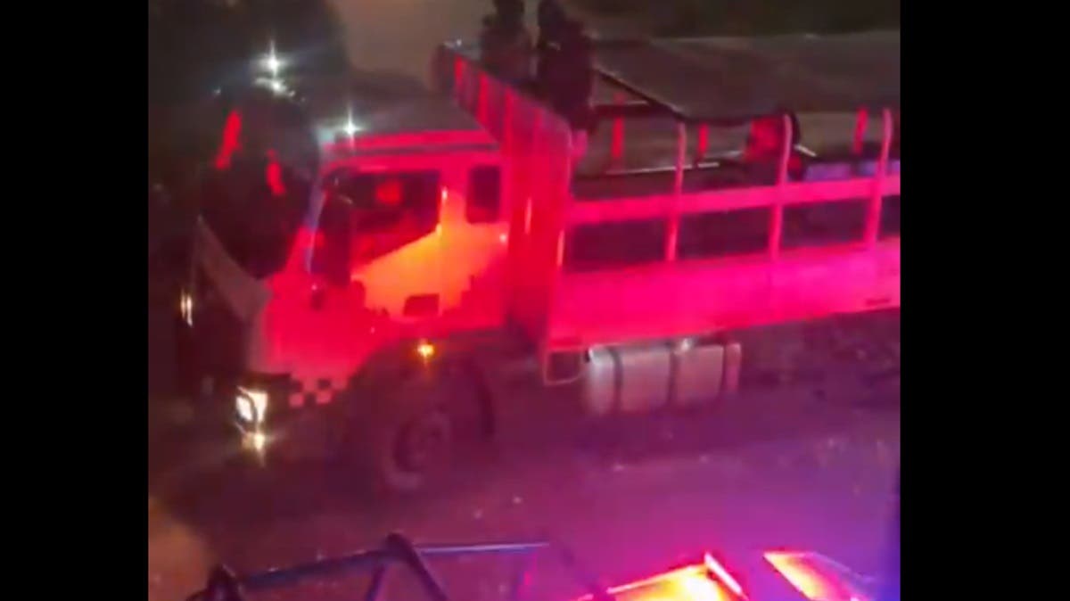 Motosicarios atacan a joven y destruyen su auto durante asalto en Xonacatepec