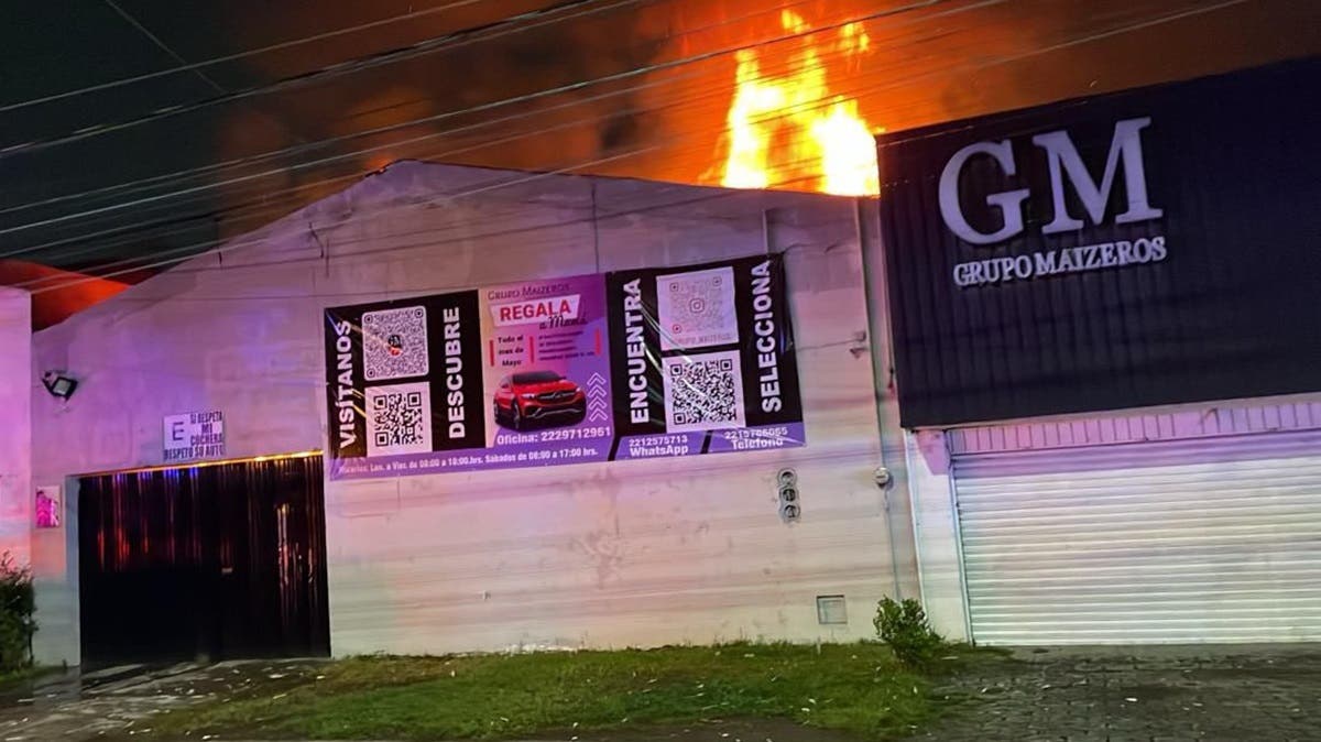 ¡Llamas consumen lote de autos en Puebla! Pérdidas millonarias en el Bulevar Serdán