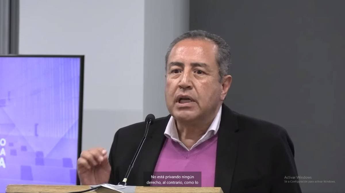 Exprofesor acusado de acoso reaparece en foro del Congreso poblano: habla de justicia digital, pero su pasado lo condena