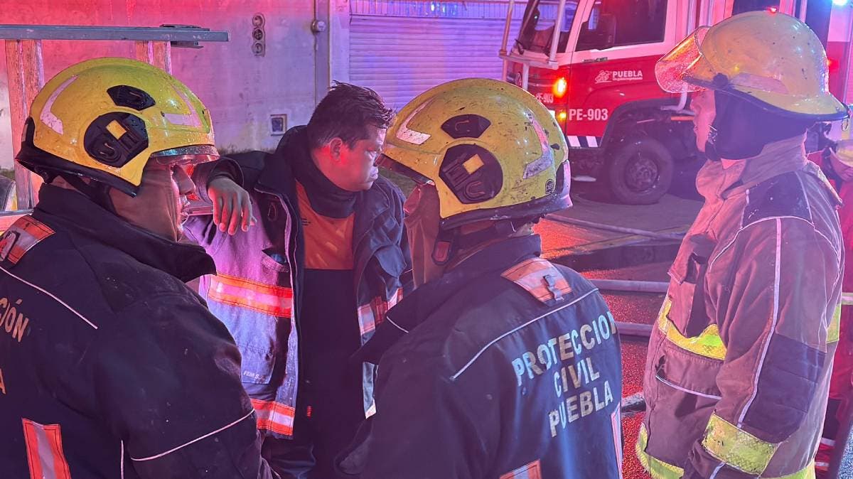 Misterioso incendio devora lote de autos en pleno Boulevard Hermanos Serdán: madrugada de fuego en Puebla