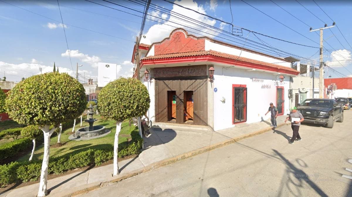 Asalto en la Taberna de Puebla: trabajadores escapan saltando a casa vecina mientras ladrones armados roban dinero en efectivo