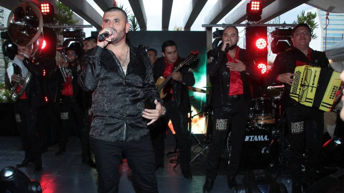 ¡La fiesta del año! Fans poblanos preparan tráileres y autobuses para ir al reventón de El Komander en Guadalajara