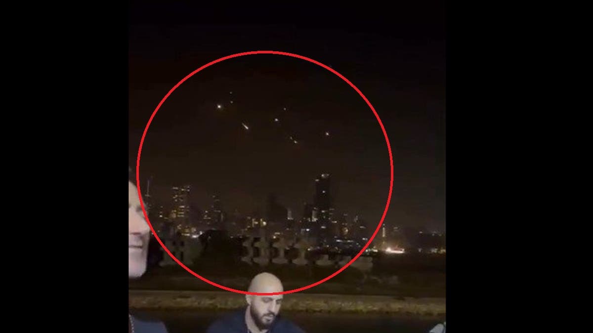 Tocan “Wonderful Life” mientras llueven misiles: la escena más surreal del año