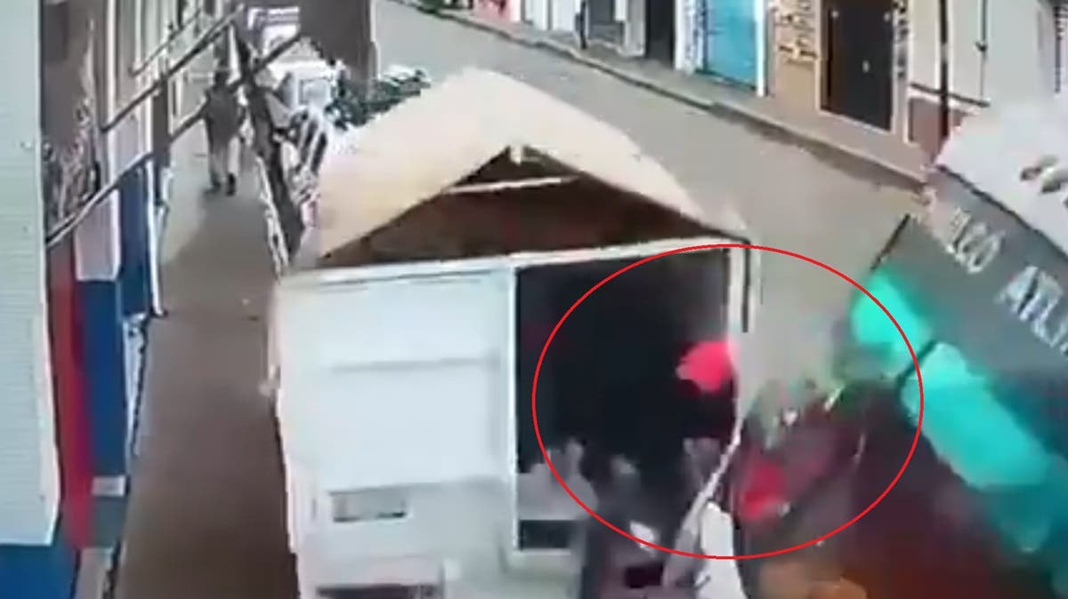 ¡De milagro! Camión sin frenos casi mata a carguero en Atlixco