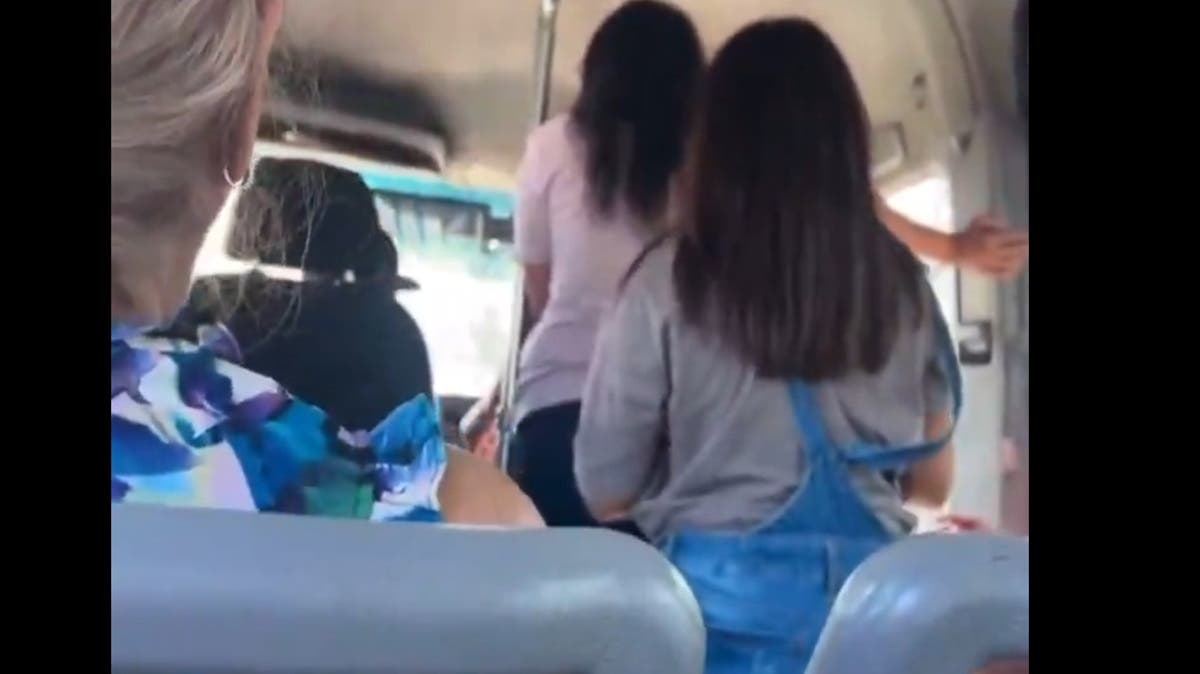 VIDEO | Mujer sube al camión equivocado y termina robando el dinero del chófer tras discusión