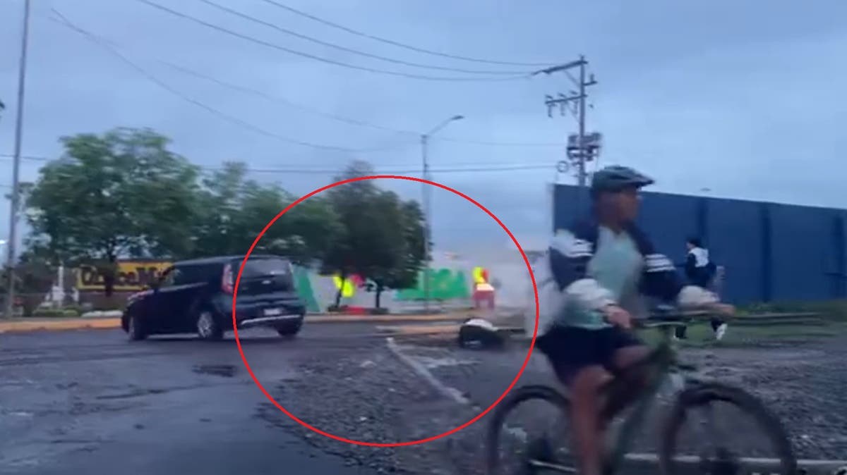 Mujer se cuelga de auto de ladrones para recuperar llantas en Villa Posadas, Puebla