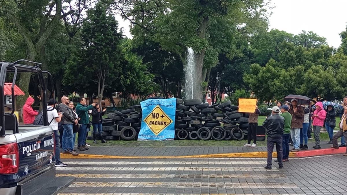 ¡Ya basta de baches! Colocan monumento en pleno zócalo de San Pedro Cholula como protesta