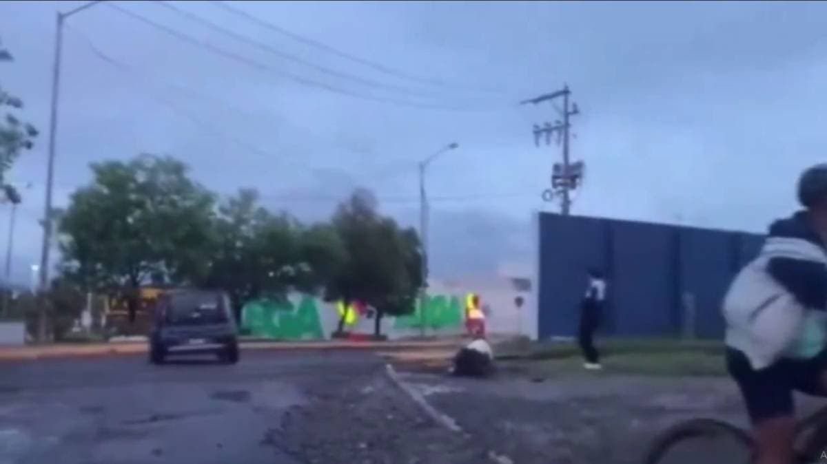 Crimen a plena luz: le roban las llantas, intenta detenerlos y la arrastran sin piedad