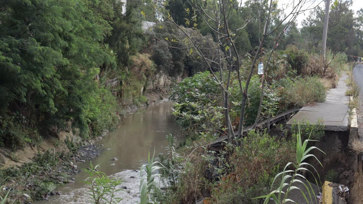 ¡Alerta ambiental! Rellenan con escombro barranca protegida en Puebla