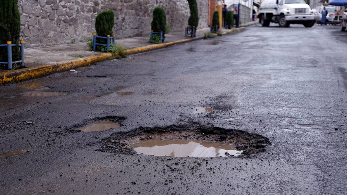 Presumen parche reciclado contra baches… pero en Puebla aún no tapan ni uno, solo en Edomex