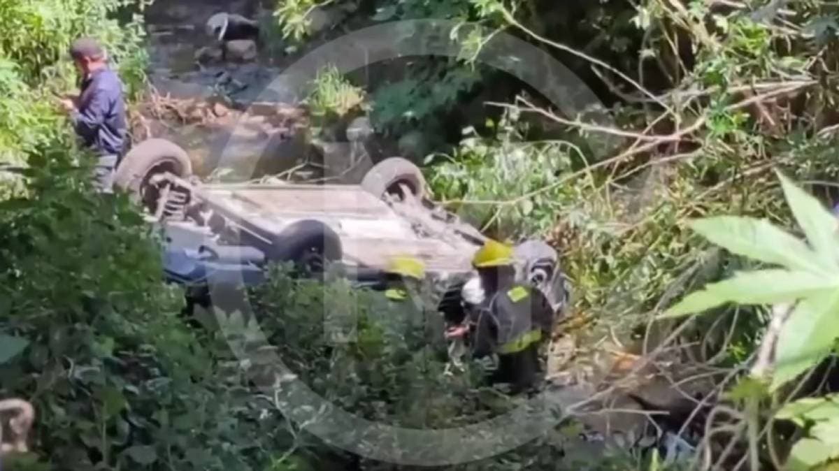 Tragedia en la Vía Atlixcáyotl: auto cae a barranco y conductor pierde la vida en San Andrés Cholula