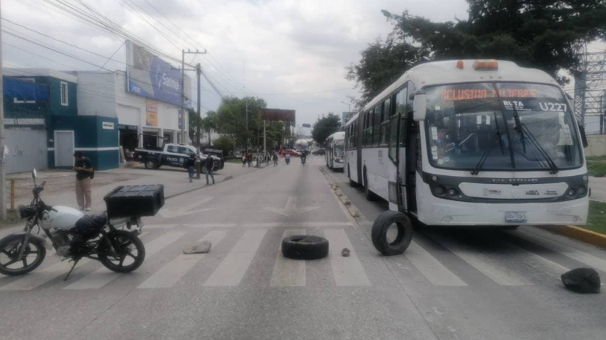Bloqueo frente a la CFE en Puebla: exigen luz y colapsan el transporte público en la 11 Sur