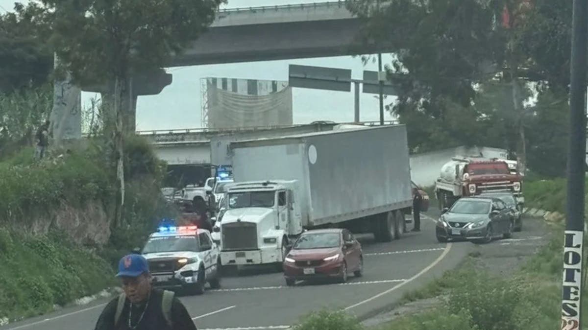 Policías frustran robo de tráiler en la México–Puebla: ladrón huyó a pie tras ser descubierto