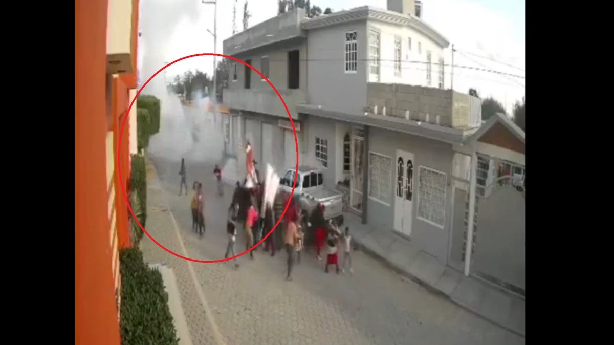 FUERTE Video: Explosión de cuetes deja a dos menores heridos durante procesión en Yehualtepec, Puebla
