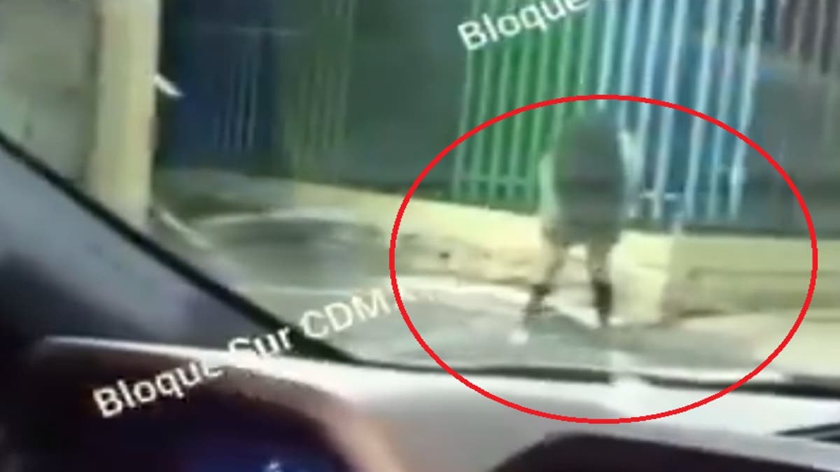 VIDEO Policías huyen tras ver mujer inmóvil en Xochimilco