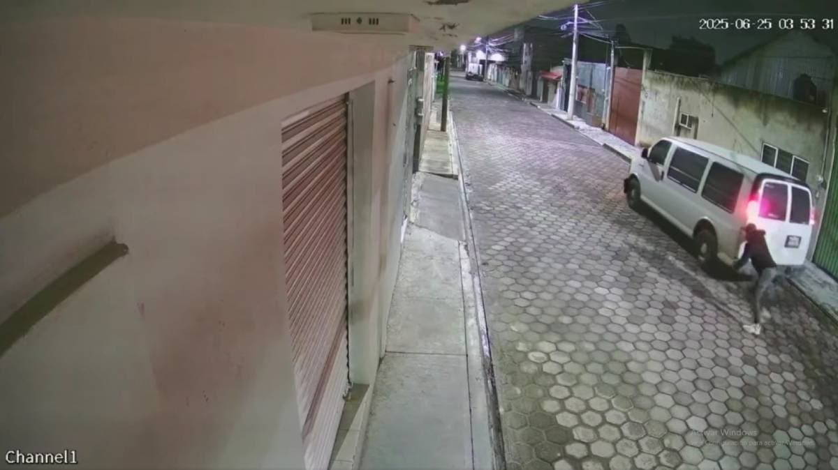 Roban camioneta de Grupo Jalado en Cholula; cámaras captan el atraco paso a paso