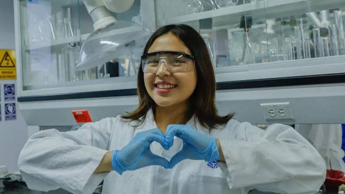 Mexicana rompe esquemas: estudia 7 carreras universitarias a la vez y responde críticas con excelencia