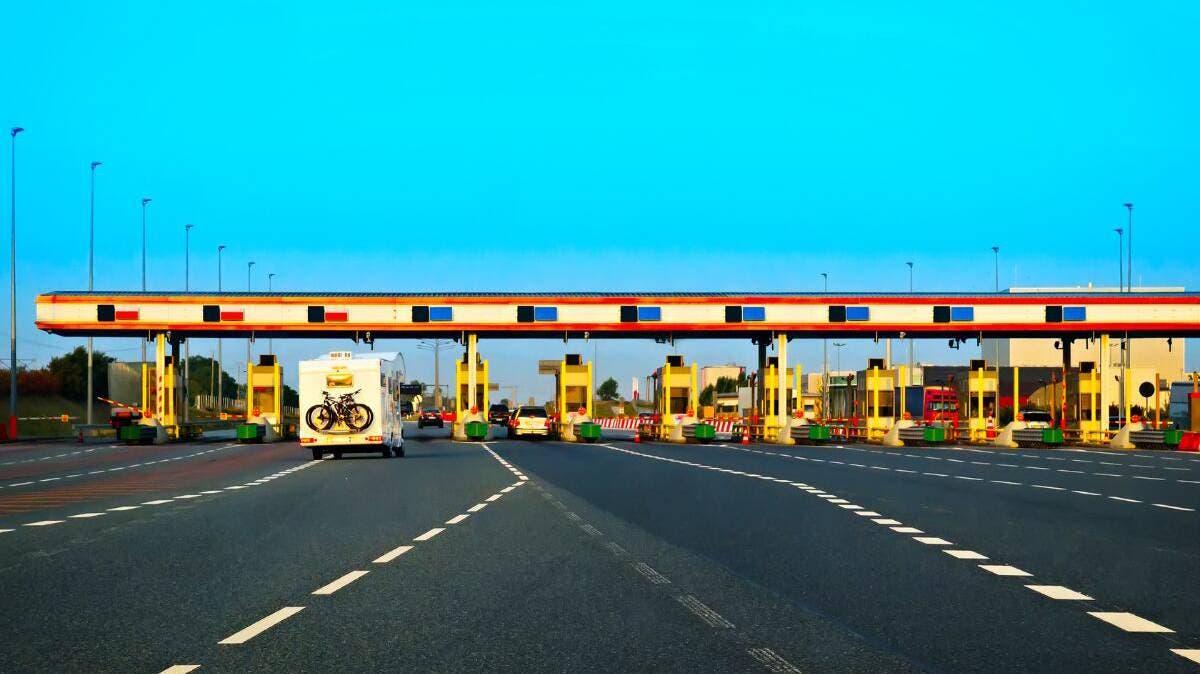 Comando armado asalta casetas del Arco Poniente y escapa entre cultivos en San Juan Tuxco