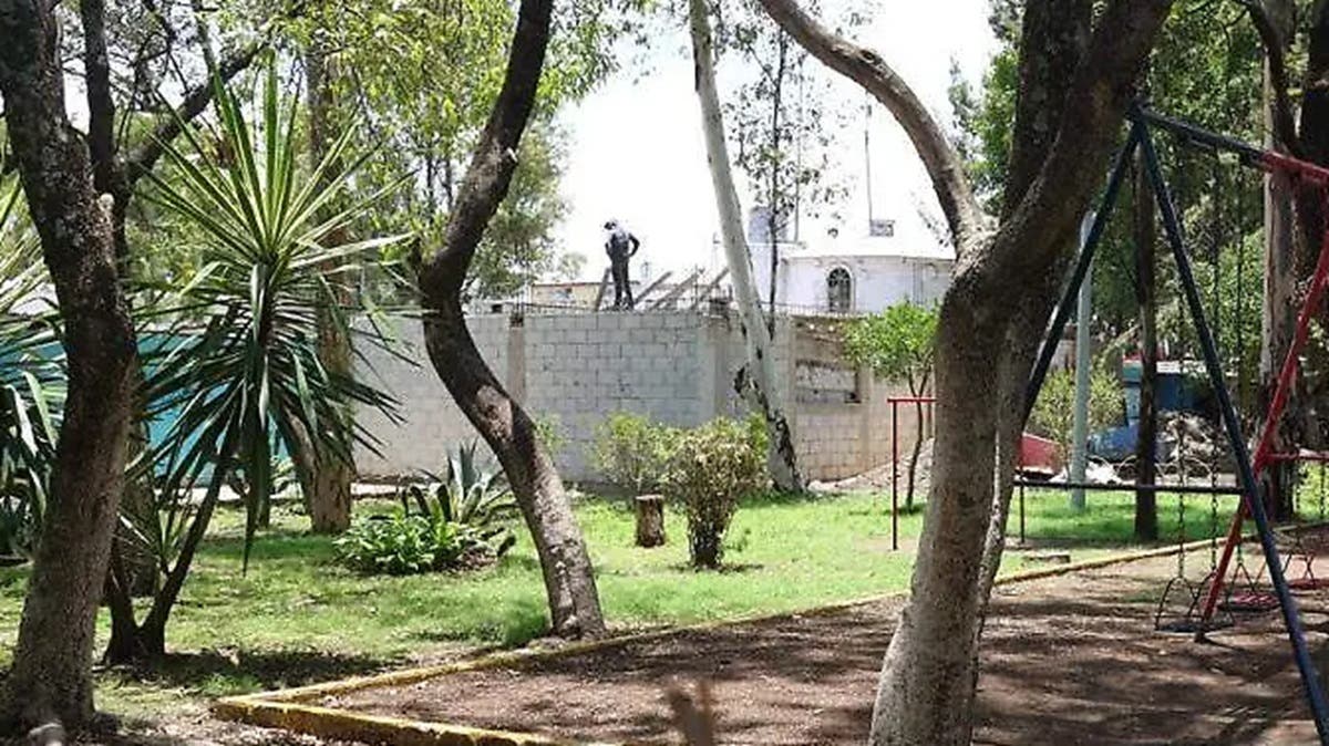 “Vecinos gandallas” invaden parque en Coatepec: construyen cuarto en área verde sin permisos
