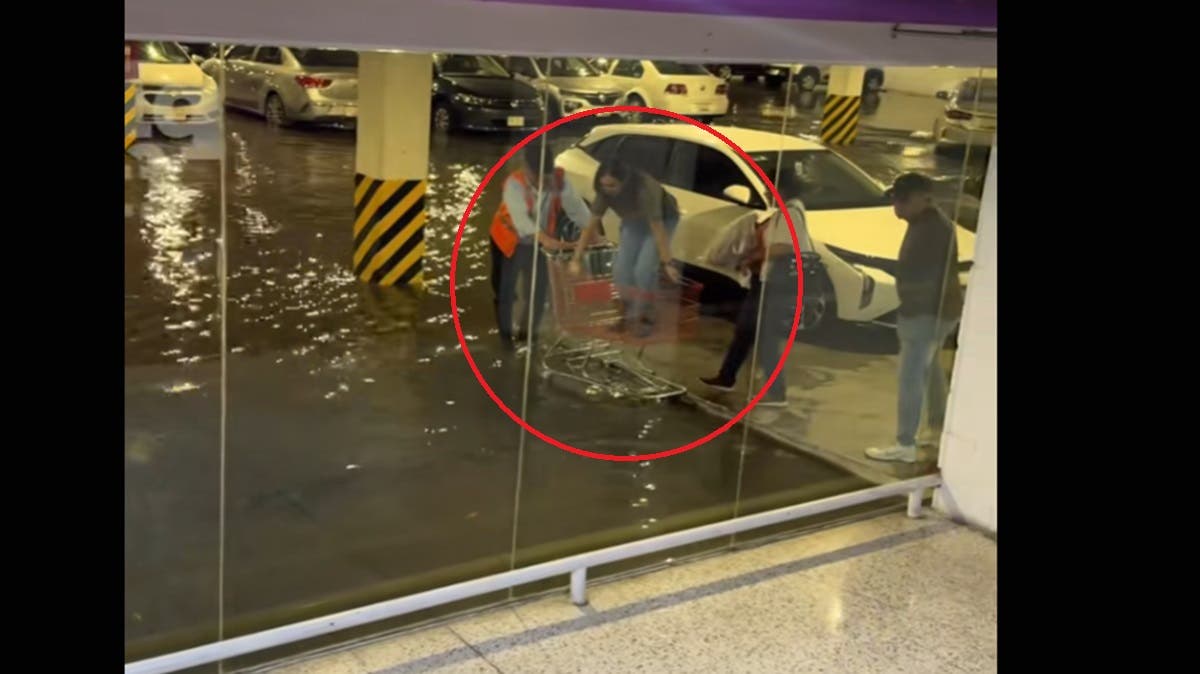 VIDEO Inundaciones en Puebla dan origen a “transporte premium” en carritos de súper: ingenio poblano se vuelve viral