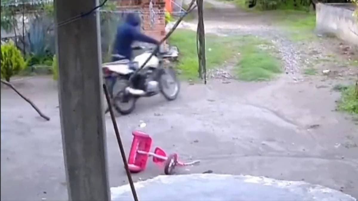 Roba motocicleta en segundos y todo queda grabado en Tecamachalco; video indigna en redes