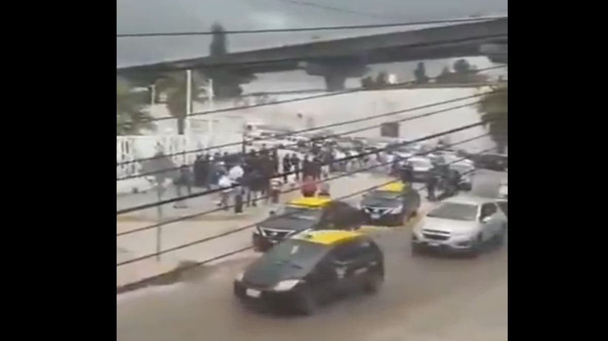 Ambulantes se dan con todo fuera del Hospital Rafael Moreno Valle